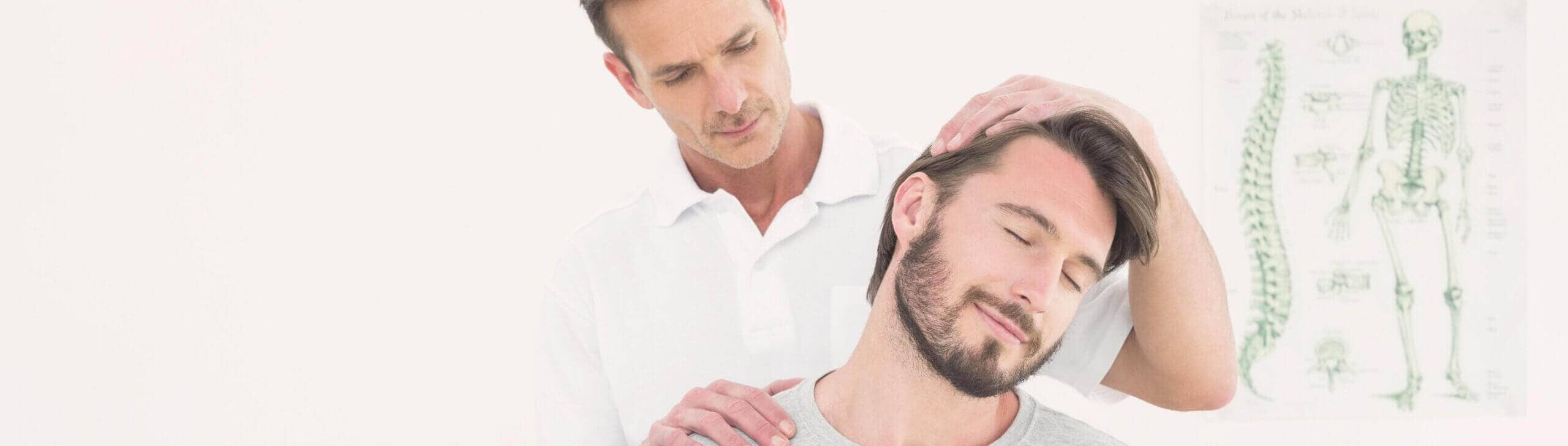 Physiotherapeut behandelt Nackenverspannung bei Patient in Praxis.