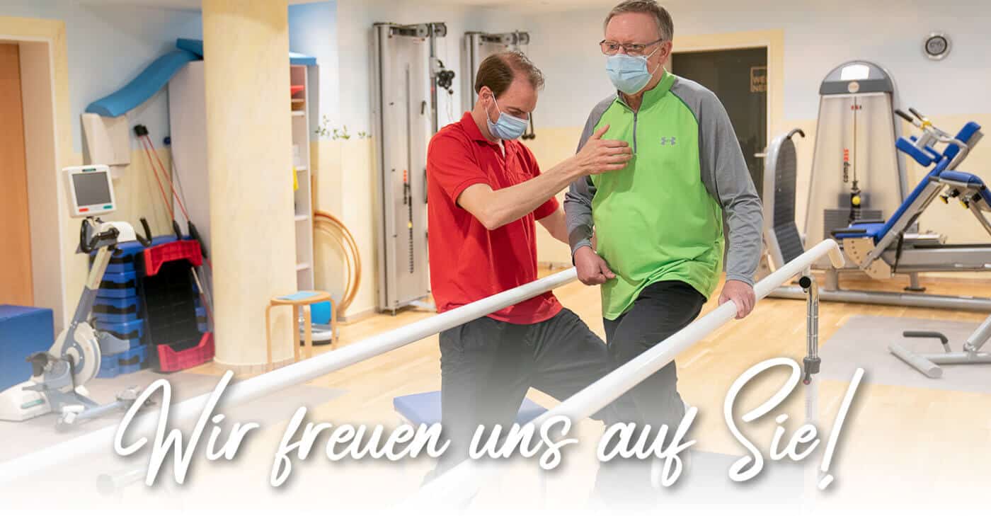 Therapeut bei Physiotherapie mit Patient im Reha-Zentrum.