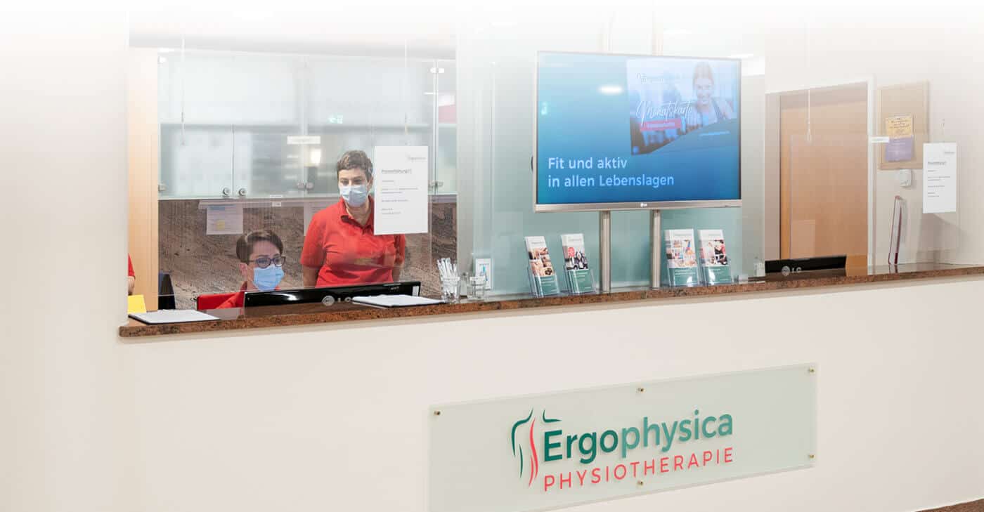 Empfangsbereich bei Ergophysica Physiotherapie mit Teammitgliedern.